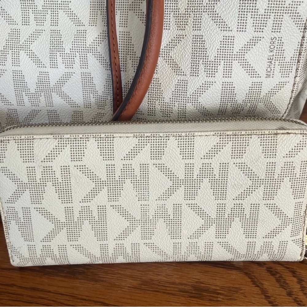 Michael Kors Hamilton Signature Bag With Matching Wallet - Picture 11 of 14